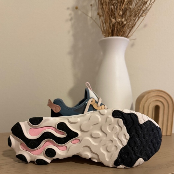 REVOVLE NIKE REACT ART3MIS RTL SNEAKER - Picture 5 of 11
